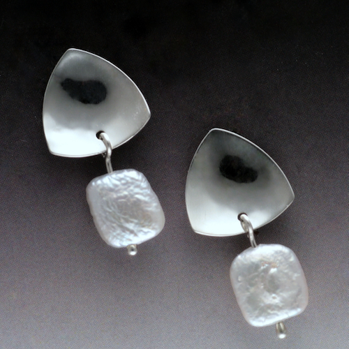 Click to view detail for MB-E467 Earrings, Pearl Shield $244